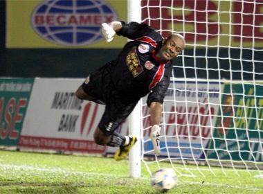 San Binh Duong 'nong' voi phao sang va penalty hinh anh