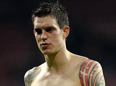 Daniel Agger xam hinh nghia dia tren lung hinh anh