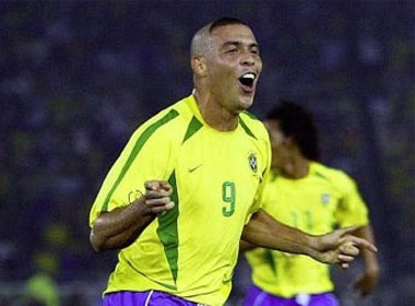 Ronaldo da dua toi den voi bong da hinh anh