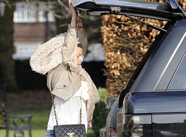 Coleen ‘chat vat’ voi chiec Range Rover hinh anh