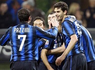 Ha guc Cagliari, Inter pha hoi nong vao gay Milan hinh anh