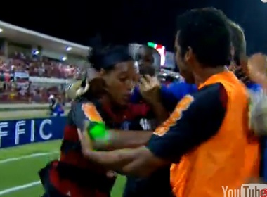 Ronaldinho phan khich khi ghi ban hinh anh