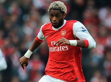 Alex Song bi tich thu sieu xe hinh anh