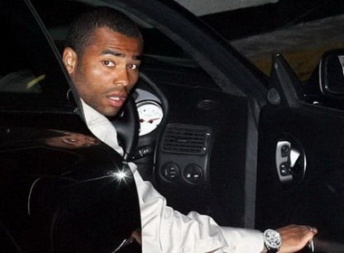 Ashley Cole dung ‘hang nong’ ban trung sinh vien hinh anh