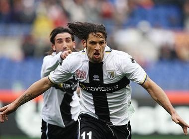 Sieu pham cua Amauri giup Parma thoat hiem truoc Roma hinh anh