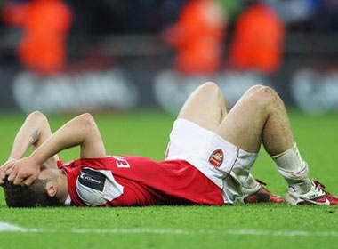 Arsenal guc nga dau don trong tran chung ket League Cup hinh anh