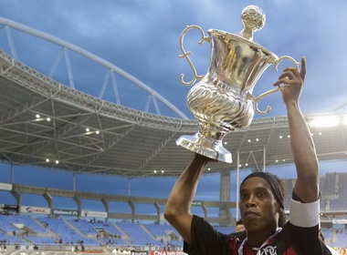 Ronaldinho da phat tuyet hao, Flamengo len ngoi vo dich hinh anh