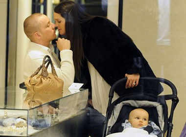 Nha Danielle Lloyd 'khoa moi' giua pho hinh anh