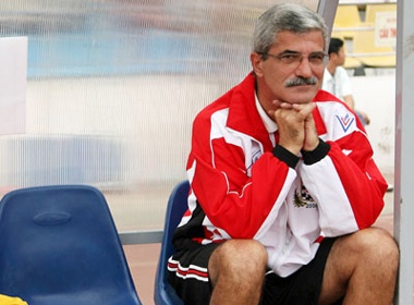 'HLV Calisto da hanh xu khong chuyen nghiep' hinh anh