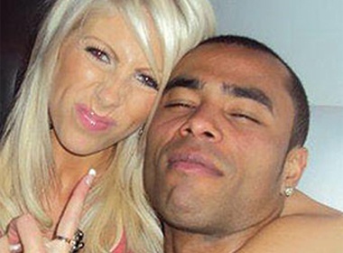 A.Cole 'giai den' bang gai va ruou hinh anh