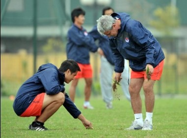 Nhung hinh anh ngo nghinh ve HLV Calisto hinh anh