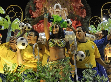 'Sao' the thao het minh voi le hoi Carnival hinh anh