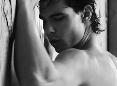 Nadal khoe co bap trong quang cao moi hinh anh