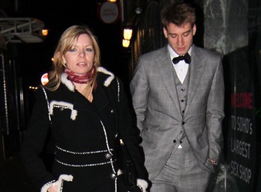 Nicklas Bendtner di choi voi gai la hinh anh