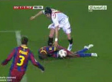 Pha danh dau pha bong doc nhat vo nhi cua Abidal hinh anh