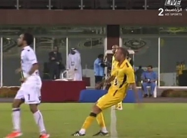 Ghi ban tu cham giao bong hinh anh
