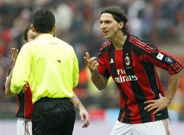 Dam doi thu, Ibrahimovic bo lo tran derby Milan hinh anh