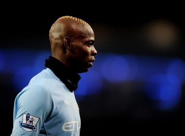 Balotelli loay hoay mac ao hinh anh