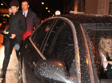 Pato bi mat hen ho voi con gai chu tich Milan hinh anh