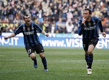 Danh bai Lecce, Inter pha hoi tho vao gay Milan hinh anh