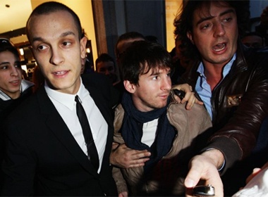 Messi bi fan 'quay' o Milan hinh anh