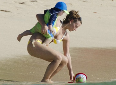 Coleen dua con di nghi mat hinh anh