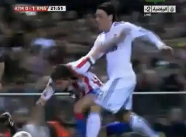Ozil lam tut quan cau thu doi phuong hinh anh