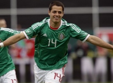 Chicharito toa sang trong mau ao Mexico hinh anh