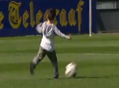 Con trai Van Persie tro tai voi trai bong hinh anh