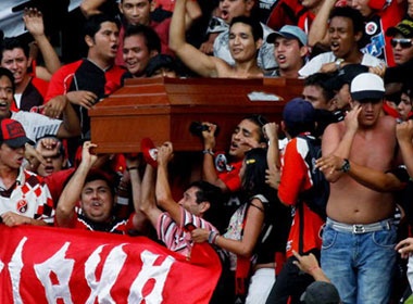 Dua nguoi chet vao san xem bong hinh anh