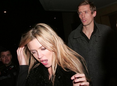 Abbey Clancy len tieng sau vu Crouch bi bat qua tang hinh anh