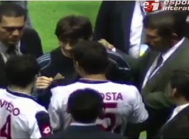 Cau thu Costa Rica xep hang xin chu ki Messi hinh anh