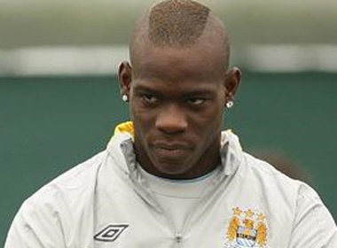 Hinh phat cho tro ‘nghich dai’ cua Balotelli hinh anh