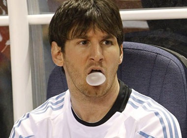 Nghi an Messi gia chan thuong hinh anh