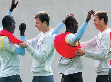 HLV Mancini ‘uon nan’ Balotelli hinh anh