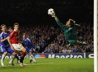 Nhung pha cuu thua xuat than cua Van der Sar hinh anh
