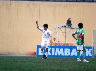 Cong Vinh tang ban thang cho 'bau' Hien hinh anh