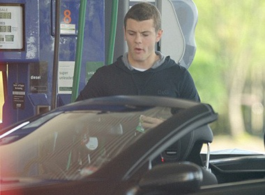 Jack Wilshere chi tien sam xe hop hinh anh