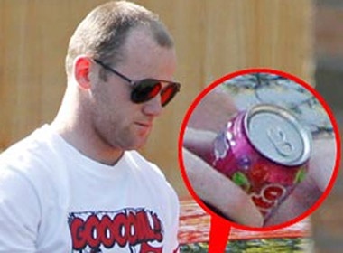 R10 'tay chay' Coca-Cola khi bi mat hop dong hinh anh