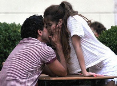 Tevez tinh tu voi bo tren pho hinh anh