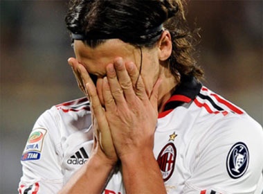 Si nhuc trong tai, Ibra bi treo gio 3 tran hinh anh