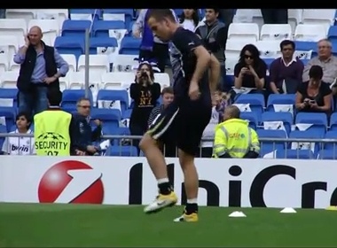 Van der Vaart bat chuoc Oezil tang keo cao su hinh anh