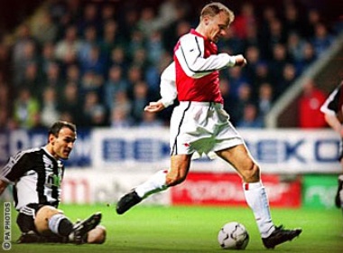 Tai hien tuyet chieu qua nguoi ma thuat cua Bergkamp hinh anh