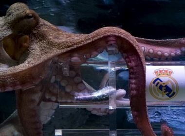 Bach tuoc Iniesta va Iker lam ngo Barca o El Clasico hinh anh