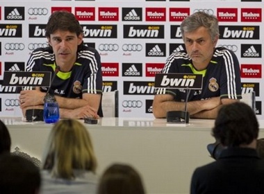 Mourinho im thin thit trong buoi hop bao hinh anh