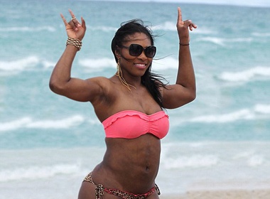 Serena Williams 'ngau hung' tren bien hinh anh