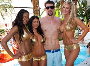 Michael Phelps 'quay quan' ben nguoi dep hinh anh