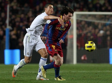 Khi Messi, Ronaldo vuot qua thanh luy cuoi cung hinh anh