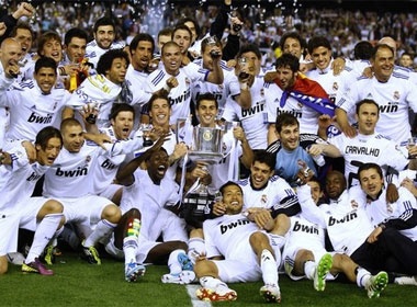 Ronaldo choc thung luoi Barca, Real dang quang ngoi vo dich hinh anh