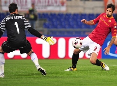 Hai pha dut diem kem coi cua Vucinic hinh anh